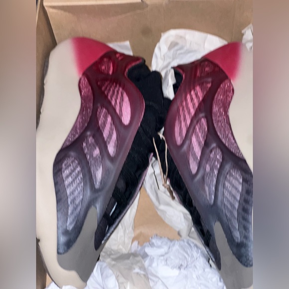 Yeezy 700 - Picture 2 of 9